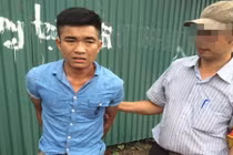 HN: Thấy cảnh sát 141, 9x ném vội ma túy xuống bụi cỏ 