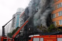 Ảnh: Toàn cảnh chữa cháy dãy nhà hàng, karaoke ở Hà Nội