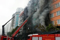 Ảnh: Toàn cảnh chữa cháy dãy nhà hàng, karaoke ở Hà Nội