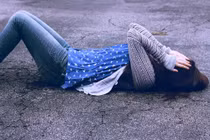 Thấy người yêu treo cổ tự tử, cô gái khóc thét tiết lộ nguyên nhân