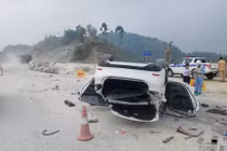 Ô tô Mazda 6 lật “phơi bụng” trên cao tốc Nội Bài - Lào Cai
