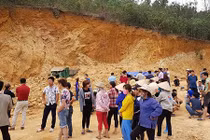 Sập mỏ đất một tài xế bị vùi lấp tử vong ở Hà Nội