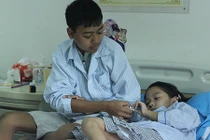 Mẹ khóc nghẹn nhìn con nằm trên giường bệnh ngày khai giảng