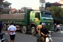 Hà Nội: Xe “hổ vồ” cán nát chân người phụ nữ bán rau