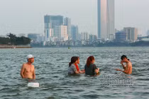 Ảnh: Nam thanh nữ tú và chó cưng ở "bể bơi" lớn nhất Hà Nội