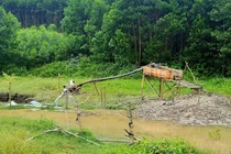 Đi đào vàng với chồng, vợ bị nước cuốn mất tích