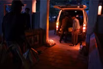 Hà Nội nói là làm: Thả và “hốt” thiên nga khỏi hồ Gươm chỉ 1 nốt nhạc