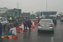 CA xác minh thông tin tài xế taxi “hôi của” xe tải gặp nạn?