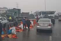 CA xác minh thông tin tài xế taxi “hôi của” xe tải gặp nạn?