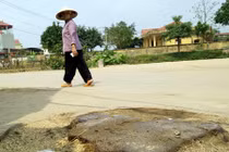 Cận cảnh hàng loạt cây xanh bị chặt hạ để dọn vỉa hè Hà Nội