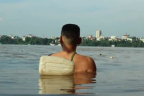 Rùng mình cảnh người Hà Nội tắm giữa nước lũ sông Hồng