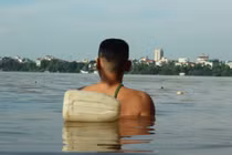 Rùng mình cảnh người Hà Nội tắm giữa nước lũ sông Hồng