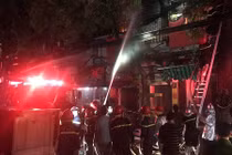 Hiện trường khủng khiếp cháy lớn ở Đê La Thành, 10 căn nhà thiệt hại