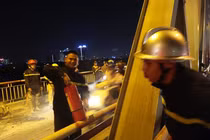 Kinh hoàng cảnh xe máy bốc cháy trơ khung trên cầu Chương Dương