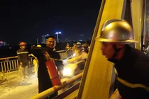 Kinh hoàng cảnh xe máy bốc cháy trơ khung trên cầu Chương Dương