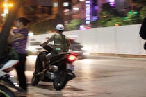 Ảnh: Liều mạng quay đầu xe chạy chốt 141 Hà Nội