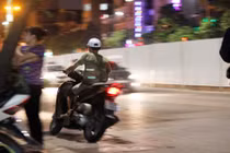 Ảnh: Liều mạng quay đầu xe chạy chốt 141 Hà Nội