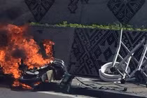 Đang chạy trên đường HN, xe máy bỗng cháy ngùn ngụt