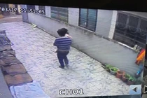 Thông tin bất ngờ về người đàn ông vào nhà bế bé gái 3 tuổi