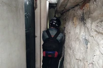 Trớ trêu cảnh dân chui từ “hang sâu” lên đường nghìn tỷ ở Hà Nội