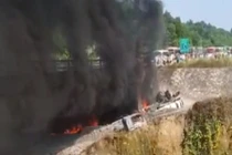 Kinh hoàng xe bồn chở xăng dầu bốc cháy dữ dội