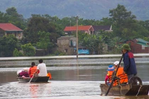 Hình ảnh mưa lũ gây thiệt hại đáng sợ từ miền Bắc vào miền Trung
