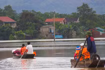 Hình ảnh mưa lũ gây thiệt hại đáng sợ từ miền Bắc vào miền Trung
