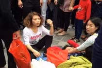 Phẫn nộ nhóm cô gái đánh bà lão ngất xỉu ở chùa Hương