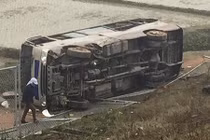 Ô tô lao khỏi đường cao tốc bay xuống bờ ruộng