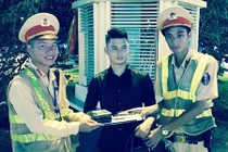 Hà Nội: CSGT trả lại cặp chứa kim cương cho người dân