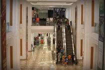 Hình ảnh vắng vẻ ở TTTM, điểm vui chơi của Hà Nội dịp nghỉ Giỗ Tổ