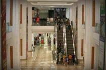 Hình ảnh vắng vẻ ở TTTM, điểm vui chơi của Hà Nội dịp nghỉ Giỗ Tổ