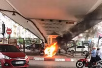 Bị bắt lỗi, nam thanh niên đốt luôn xe máy trước mặt CSGT 