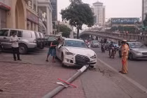 Hy hữu: Xe sang đâm đổ cột điện, nam thanh niên đi bộ lãnh hậu quả