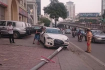 Hy hữu: Xe sang đâm đổ cột điện, nam thanh niên đi bộ lãnh hậu quả