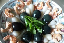 Trứng vịt rớt giá, người Việt học cách ủ trứng "đen sì" bán giá cao gấp 3