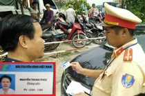 Đi ô tô hết hạn kiểm định rút thẻ VTV giả “xin” CSGT Hà Nội