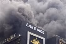 Hiện trường lửa cháy dữ dội quán karaoke gần hồ Linh Đàm,Hà Nội