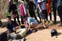 Xe máy đâm lún đầu ô tô khách, cặp vợ chồng thương vong