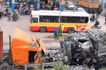 Xe tải chở đá đâm container kinh hoàng trên đường Hà Nội