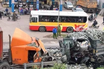 Xe tải chở đá đâm container kinh hoàng trên đường Hà Nội