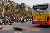 Va chạm xe bus, người đàn ông đi xe máy bị cán chết thảm