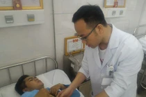 2 "hiệp sĩ" dù trọng thương vẫn tự chở nhau đến bệnh viện