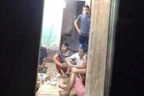Cảnh sát ập vào ngôi nhà bắt giữ nhóm người đang đánh bạc