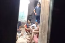 Cảnh sát ập vào ngôi nhà bắt giữ nhóm người đang đánh bạc