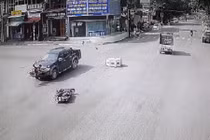 Video: Tranh cãi ô tô tông phụ nữ đi xe máy bay lên nắp capo 