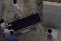 Nam bệnh nhân bất ngờ nhảy lầu ở Bệnh viện Bạch Mai