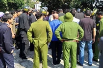 Cảnh sát khống chế ông bố “ngáo đá” bế con đi giữa đường Hà Nội