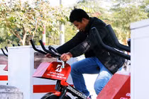 Người Hà Nội khoan khoái đạp xe lọc nước ở hồ Hoàng Cầu