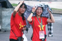 Bất chấp trời mưa, CĐV nô nức đến sân Mỹ Đình chờ đón Olympic Việt Nam 